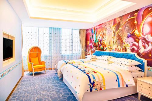 哈尔滨哈尔滨香坊永泰喜来登酒店的酒店客房,设有床铺和壁画