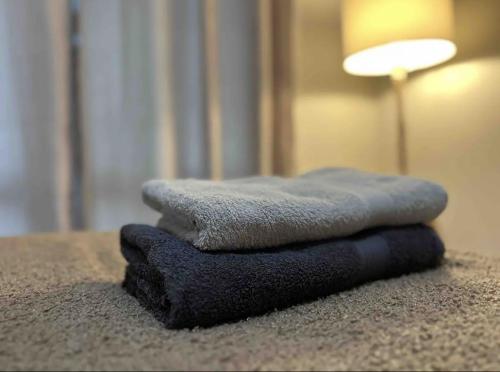 旧扎戈拉Amazing 2 bedrooms Modern Apartment in Stara Zagora的桌子上堆着的毛巾