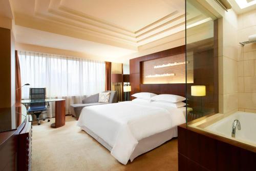 厦门厦门喜来登酒店的酒店客房配有一张床和浴缸。