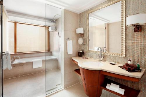 厦门厦门喜来登酒店的一间带水槽、淋浴和镜子的浴室