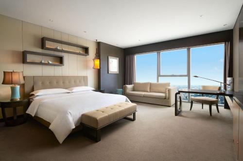 上海上海外高桥喜来登酒店的一间带大床的卧室和一间客厅