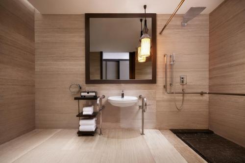 上海上海外高桥喜来登酒店的一间带水槽和镜子的浴室