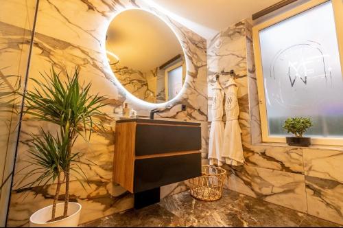 韦尔维耶La suite M的浴室设有石墙和镜子