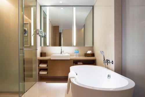 桂林Four Points By Sheraton Guilin Lingui的带浴缸、水槽和镜子的浴室