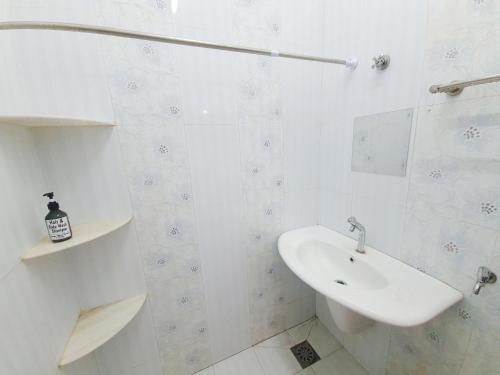 芙蓉Lot 90 Seremban Town Homestay的白色的浴室设有水槽和镜子
