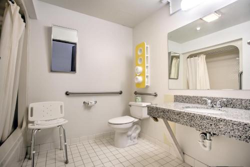 博兹曼博兹曼6号汽车旅馆的一间带卫生间、水槽和镜子的浴室