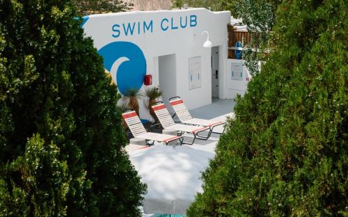 圣达菲艾尔瑞库尔特酒店的一组草坪椅,在游泳俱乐部前