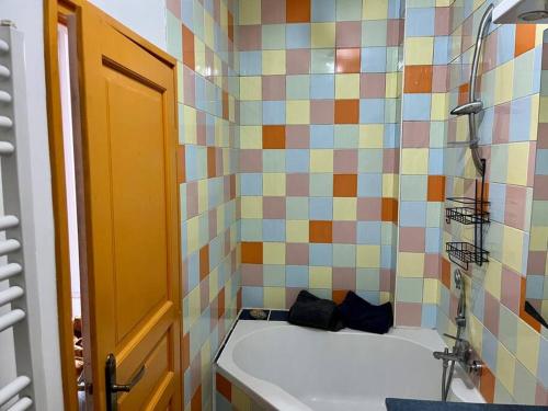 沙维勒L'interlude的带浴缸的浴室和彩色瓷砖墙