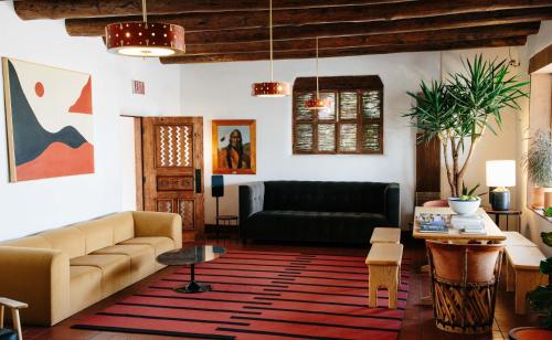 圣达菲艾尔瑞库尔特酒店的客厅配有沙发和桌子