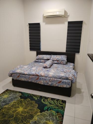 实兆远Lekir baiduri homestay的一间卧室配有一张床和地毯