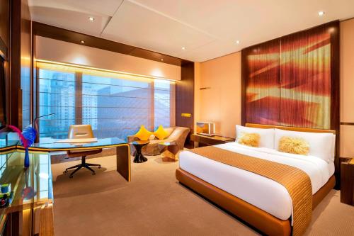 广州W Guangzhou的酒店客房配有一张床、一张书桌和一张书桌。