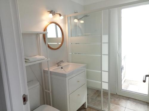 圣巴尔托洛梅Quintero Suites的白色的浴室设有水槽和镜子