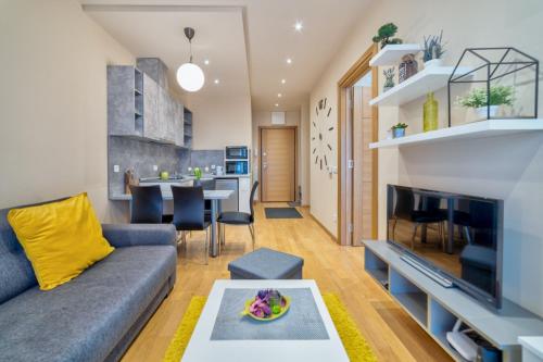 兹拉蒂博尔Luxury Kalman Centar Apartmani的客厅配有沙发和桌子
