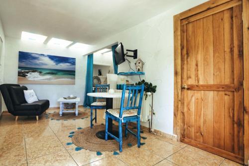 伊科德洛斯维诺斯Finca Vino Tinto 4的配有桌椅和门的房间