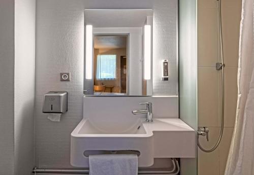 圣马丁德斯查B&B HOTEL Morlaix的一间带水槽和镜子的浴室