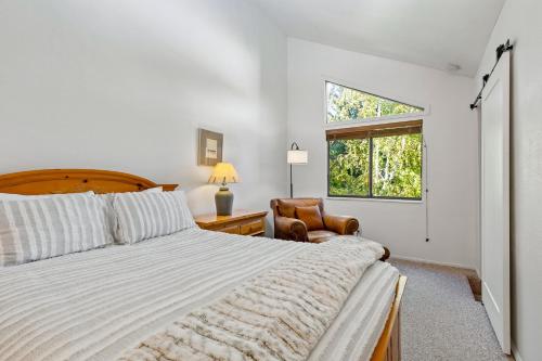 帕克城Red Pine Hideaway的卧室配有床、椅子和窗户。