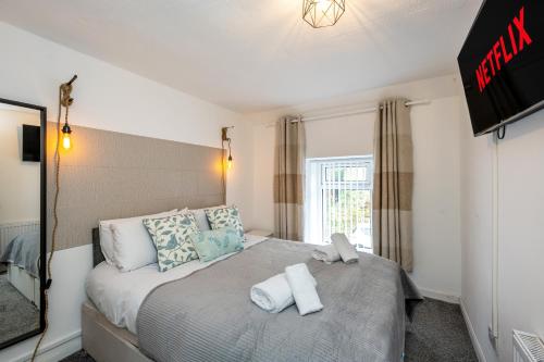 PontardaweThe New Lodge - Cottage - Tv in every bedroom!的一间卧室配有一张床,上面有两条毛巾