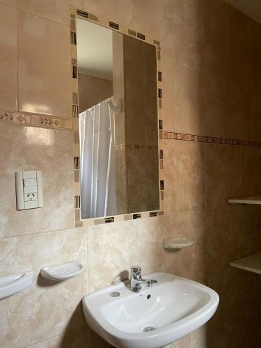 里奥加耶戈斯Mara Patagónica - Apartments的一间带水槽和镜子的浴室