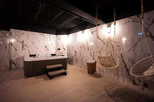 马赛Le Drip's的浴室设有水槽和两个篮子及灯