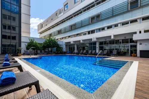 杜布罗夫尼克莱拉酒店的大楼前的游泳池