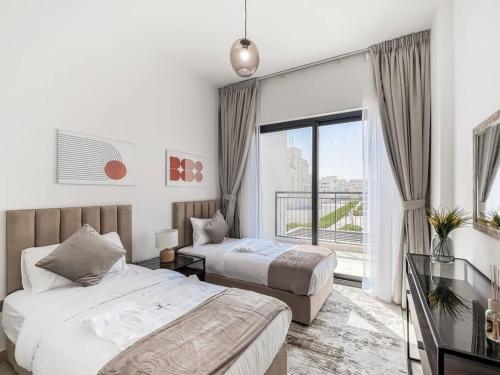 迪拜StoneTree - 3 BR with 1 Maids Room Villa in Camelia - Arabian Ranches的一间卧室设有两张床和大窗户
