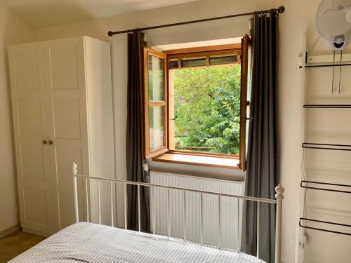 Saint-CybranetLe Gîte du Pont de Cause的一间卧室设有一张床和一个窗口