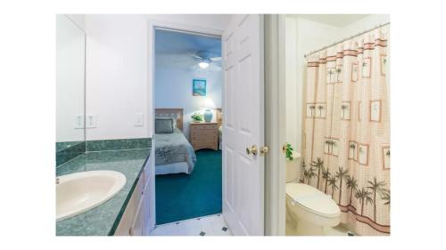 达文波特Orlando Mouse Manor的一间带卫生间和水槽的浴室以及一间卧室