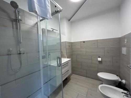 贝加莫Corridoni33 - Immobili e Soluzioni Rent的一间带玻璃淋浴和卫生间的浴室