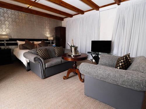 温特和克卡萨布兰卡精品酒店的客厅配有2张沙发和1张床