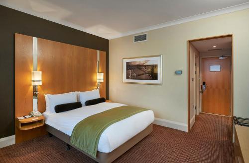 伦敦皇冠假日伦敦伊灵酒店的一间位于酒店客房内的带大床的卧室