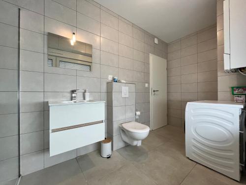 泰昂维Lumineux Apt 1BR Type Loft Proche Centre的白色的浴室设有卫生间和水槽。