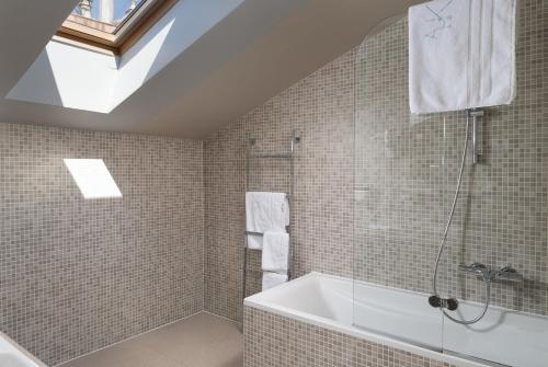 扎达尔卡勒拉贾艺术酒店的带淋浴和浴缸的浴室