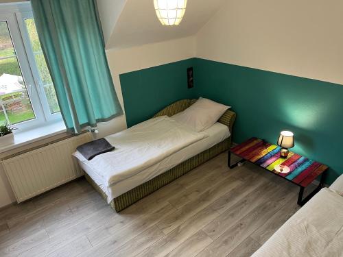卢巴夫卡Zajazd Magrani的一间小卧室,配有一张床和一张桌子