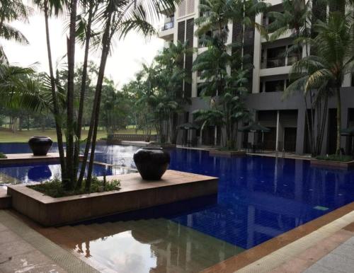 士姑来Ruey's Homestay, Cinta Ayu, Pulai Spring的一座棕榈树游泳池和一座建筑