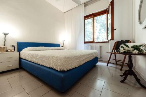 蓬塔阿拉Green of Pines and Blue of Sea House的一间卧室配有一张蓝色的床和一张桌子