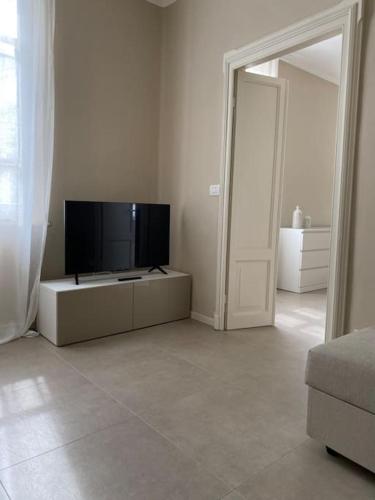 皮亚琴察Home 11的客厅配有壁橱上的平面电视