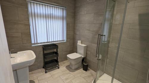RoundhayModernised 4 Bedroom Property Close To City Centre, Harehills Lane的浴室配有卫生间、盥洗盆和淋浴。