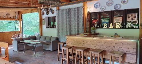 扎兹里瓦Penzion Zázrifka的酒吧配有沙发和桌椅