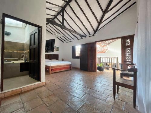 巴里查拉Casa Real Barichara的卧室配有床和盥洗盆