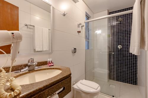 巴拉奈里奥-坎布里乌皮雷斯酒店的一间带水槽、卫生间和淋浴的浴室