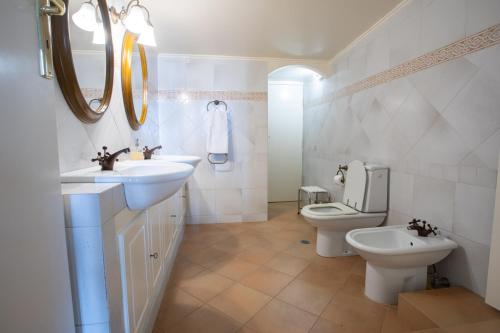 苏尼翁Villa Sounio的白色的浴室设有2个盥洗盆和1个卫生间。