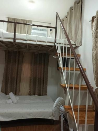 巴科洛德FAST Wifi 400 Mbps Tiny House in Bacolod City的带梯子的客房内的双层床