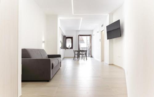 泰尔莫利Appartamento comfort-relax的客厅配有沙发和墙上的电视