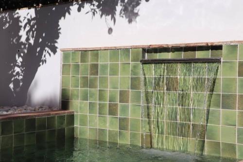 西尔韦斯Casa da Sé的绿色瓷砖墙,设有喷泉