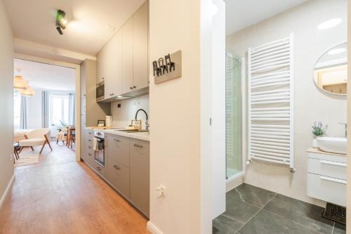 萨格勒布Apartment OLIVIA的厨房配有白色橱柜和水槽
