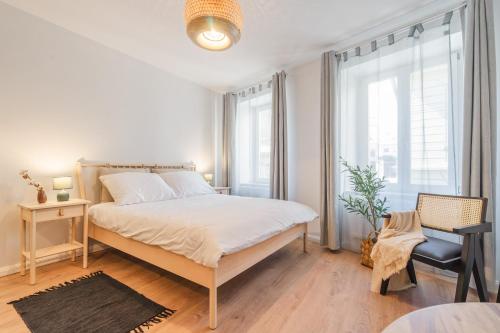 萨格勒布Apartment OLIVIA的一间卧室设有一张大床和一个大窗户