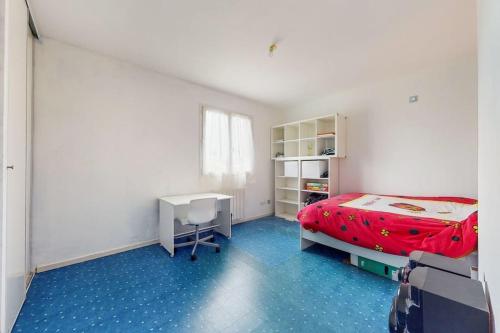 圣普列斯特Maison quartier résidentiel的一间卧室配有一张床和一张书桌