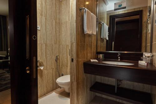 麦加麦加千禧M酒店的一间带水槽和卫生间的浴室