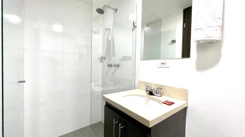 麦德林Apartamento moderno en conquistadotes, excelente ubicación.的一间带水槽和淋浴的浴室