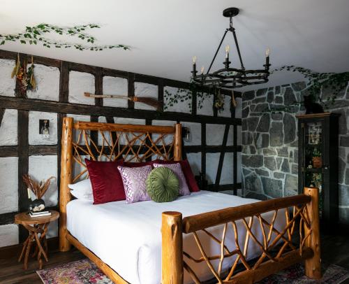 塞伦The Cove At Salem的一间卧室配有一张带红色枕头的木床。